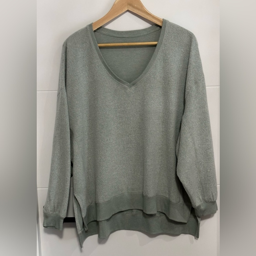 Women's Long Sleeve V-Neck Top (pit to pit approx 26in)